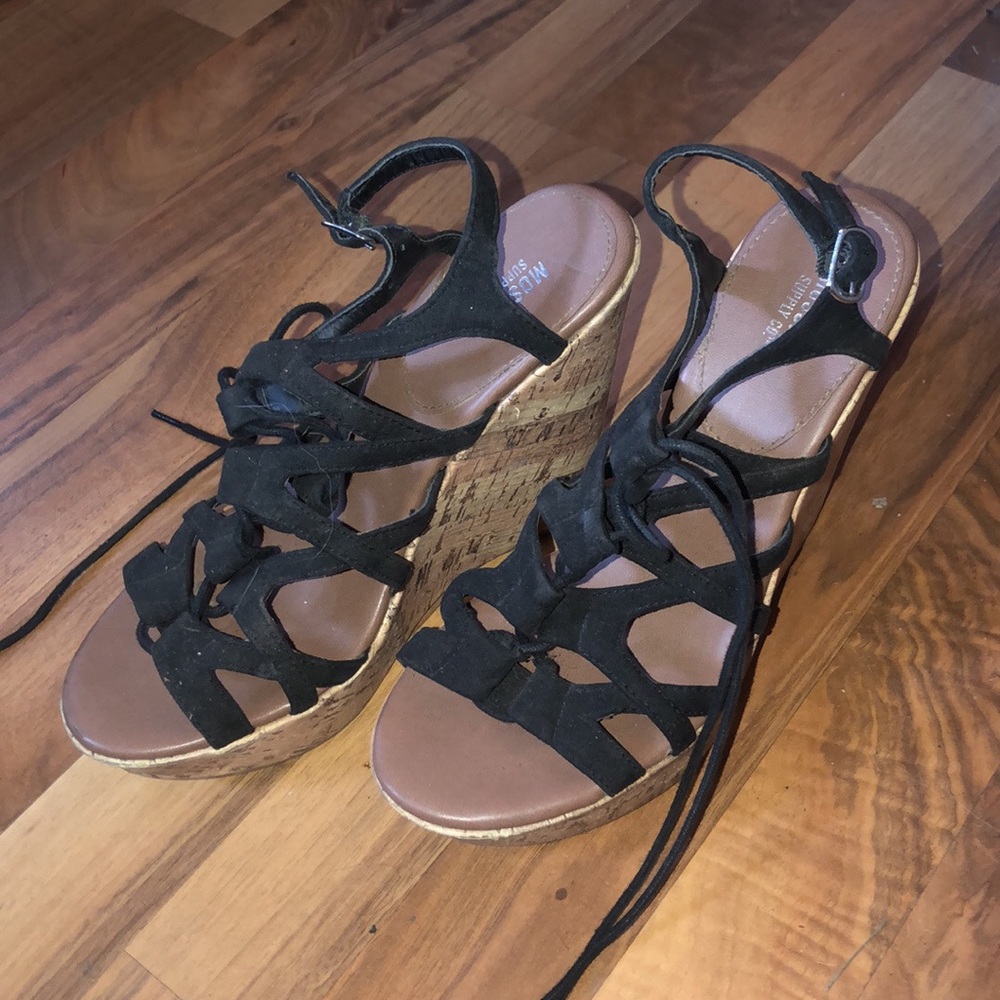 Strappy pumps